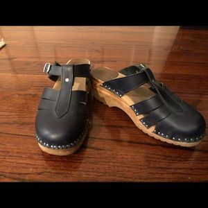 Navy blue clog sandals by Troentorps.